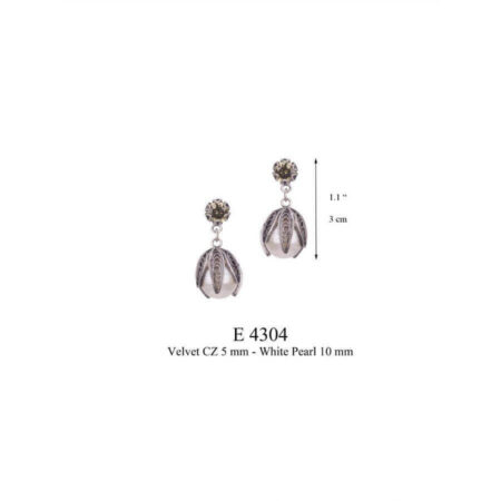 Yvone Christa White Pearl Drop With Tulip Post E4303 Orecchini